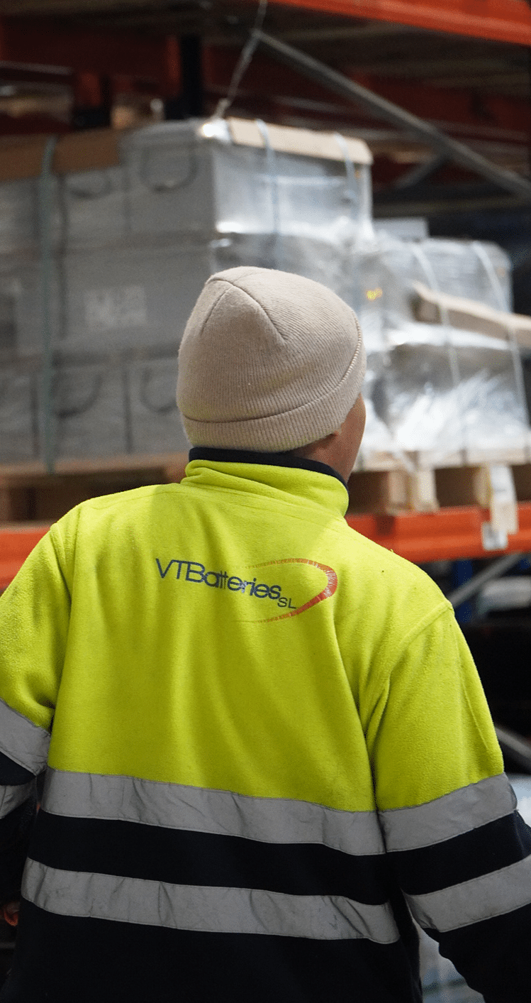Operario de VTBatteries en almacén